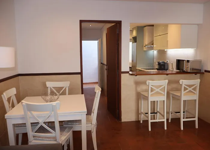 Moradia Do Sal, Walking To The And Old Town